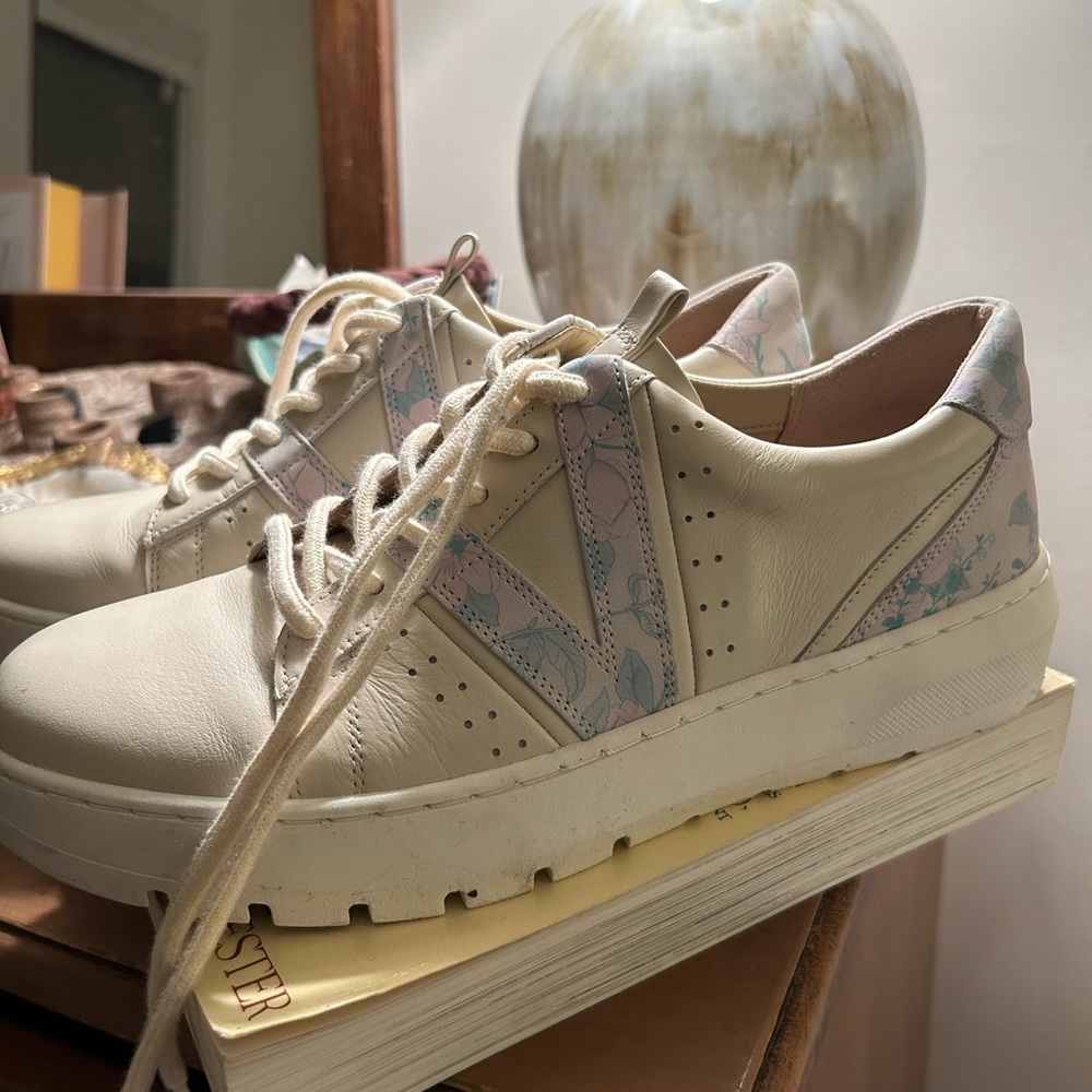 Vionic Tennis Shoes